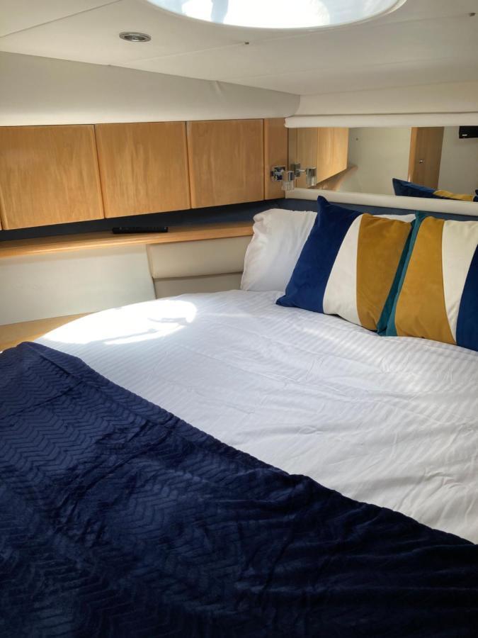 Entire Boat At St Katherine Docks 2 Available Select Using Room Options London Luaran gambar