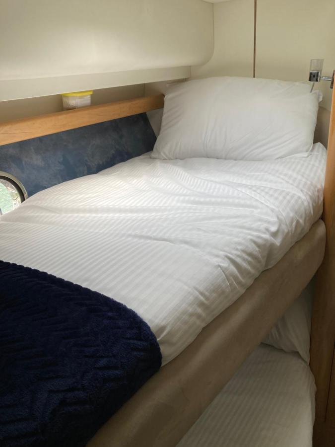 Entire Boat At St Katherine Docks 2 Available Select Using Room Options London Luaran gambar