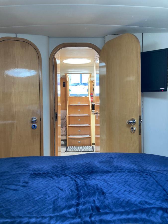 Entire Boat At St Katherine Docks 2 Available Select Using Room Options London Luaran gambar