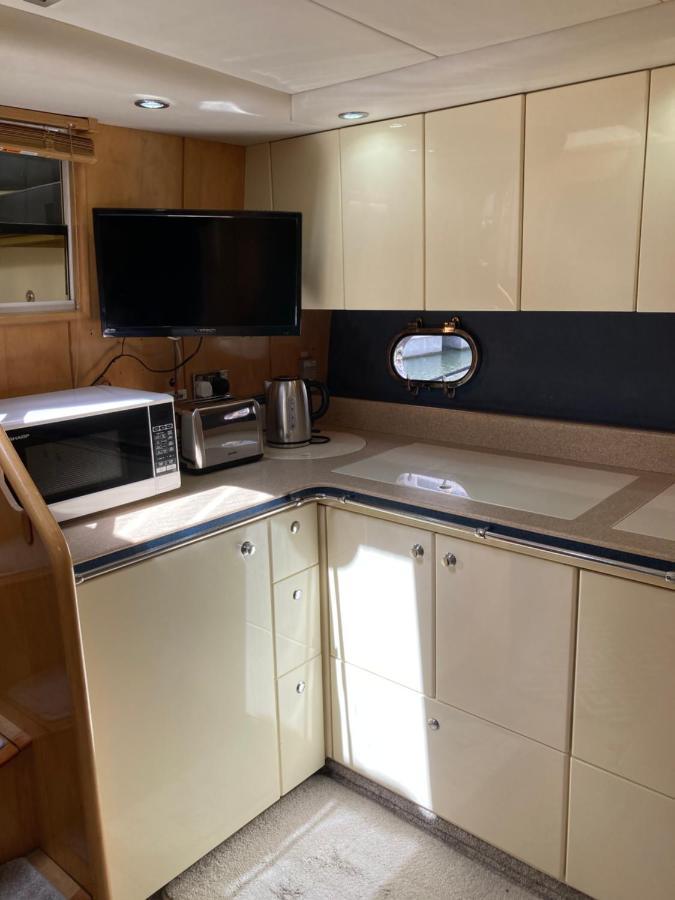 Entire Boat At St Katherine Docks 2 Available Select Using Room Options London Luaran gambar