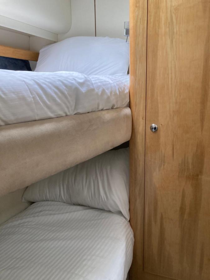 Entire Boat At St Katherine Docks 2 Available Select Using Room Options London Luaran gambar