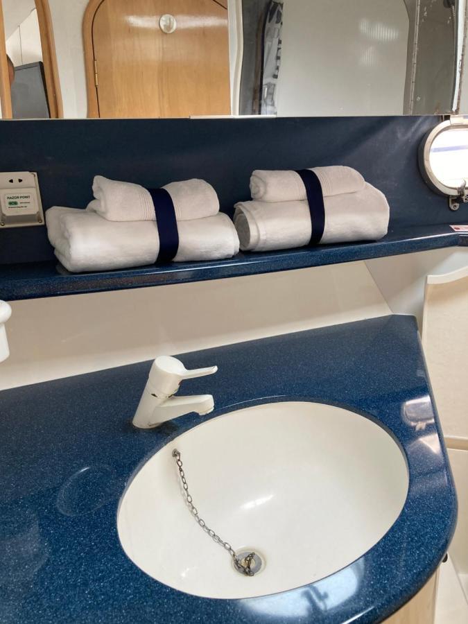Entire Boat At St Katherine Docks 2 Available Select Using Room Options London Luaran gambar