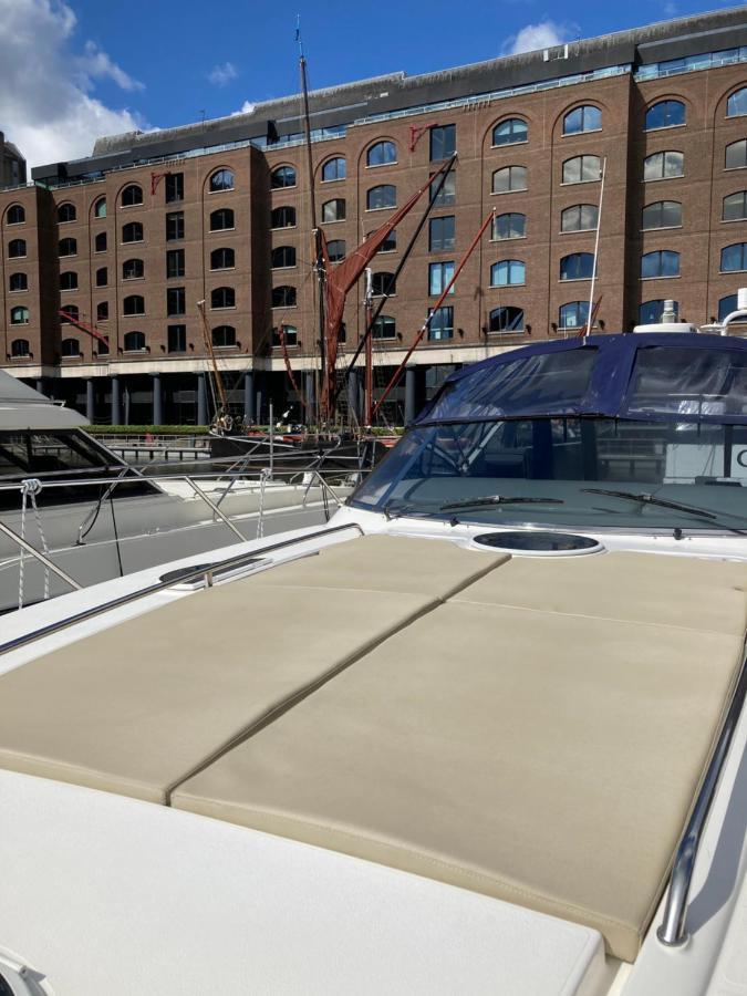 Entire Boat At St Katherine Docks 2 Available Select Using Room Options London Luaran gambar