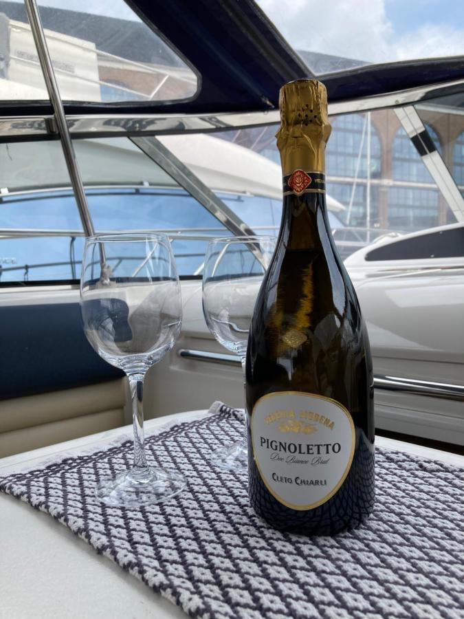 Entire Boat At St Katherine Docks 2 Available Select Using Room Options London Luaran gambar