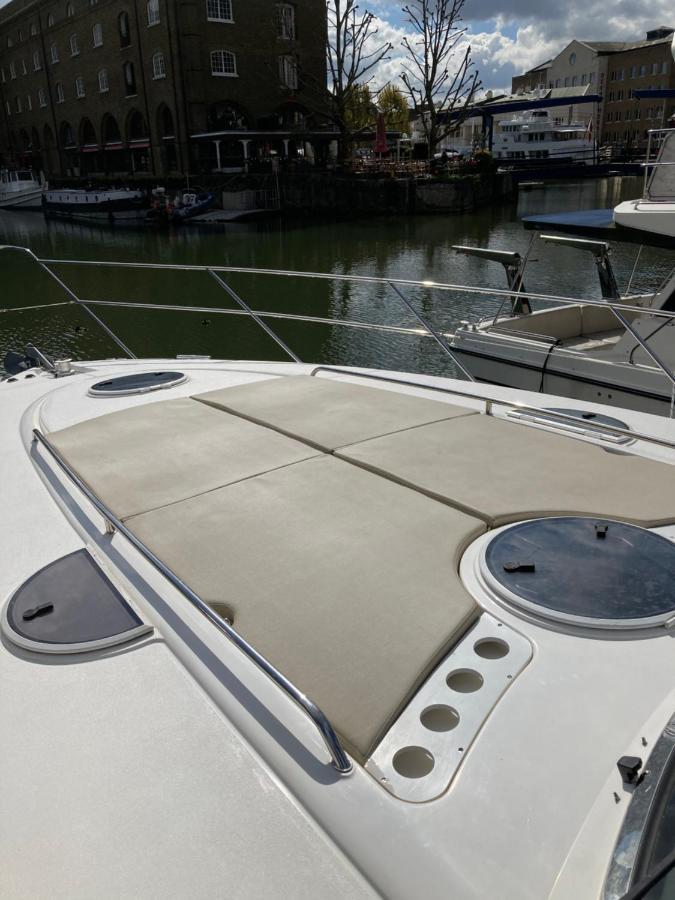 Entire Boat At St Katherine Docks 2 Available Select Using Room Options London Luaran gambar