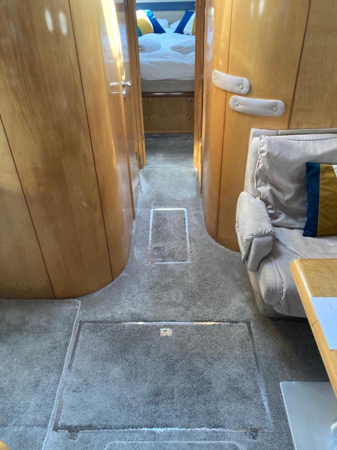Entire Boat At St Katherine Docks 2 Available Select Using Room Options London Luaran gambar