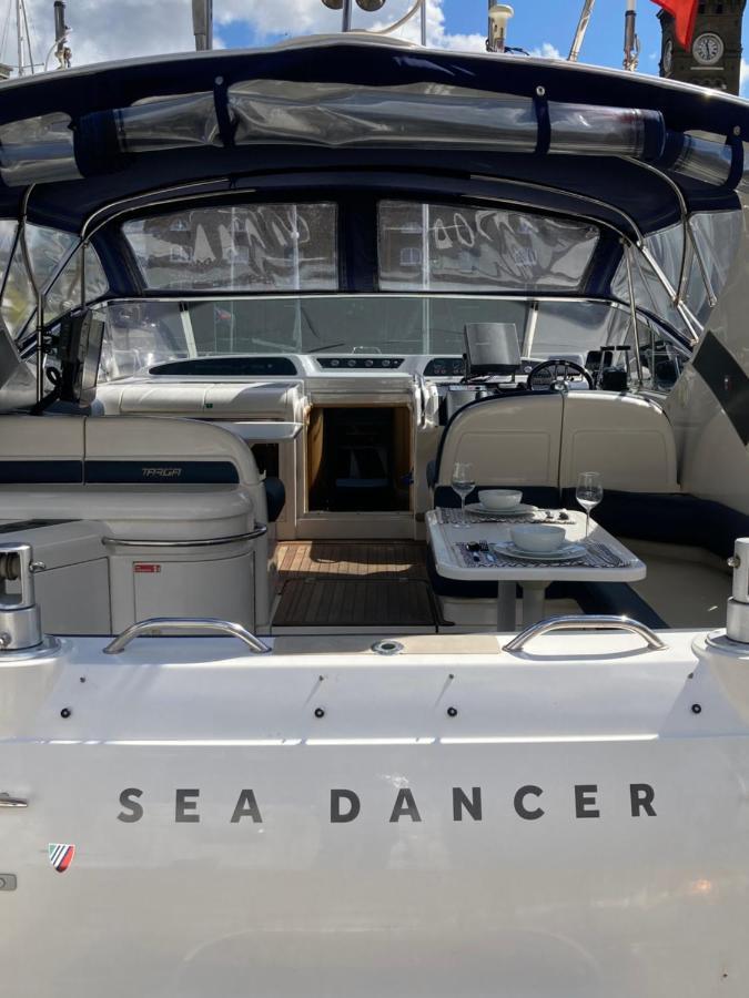 Entire Boat At St Katherine Docks 2 Available Select Using Room Options London Luaran gambar