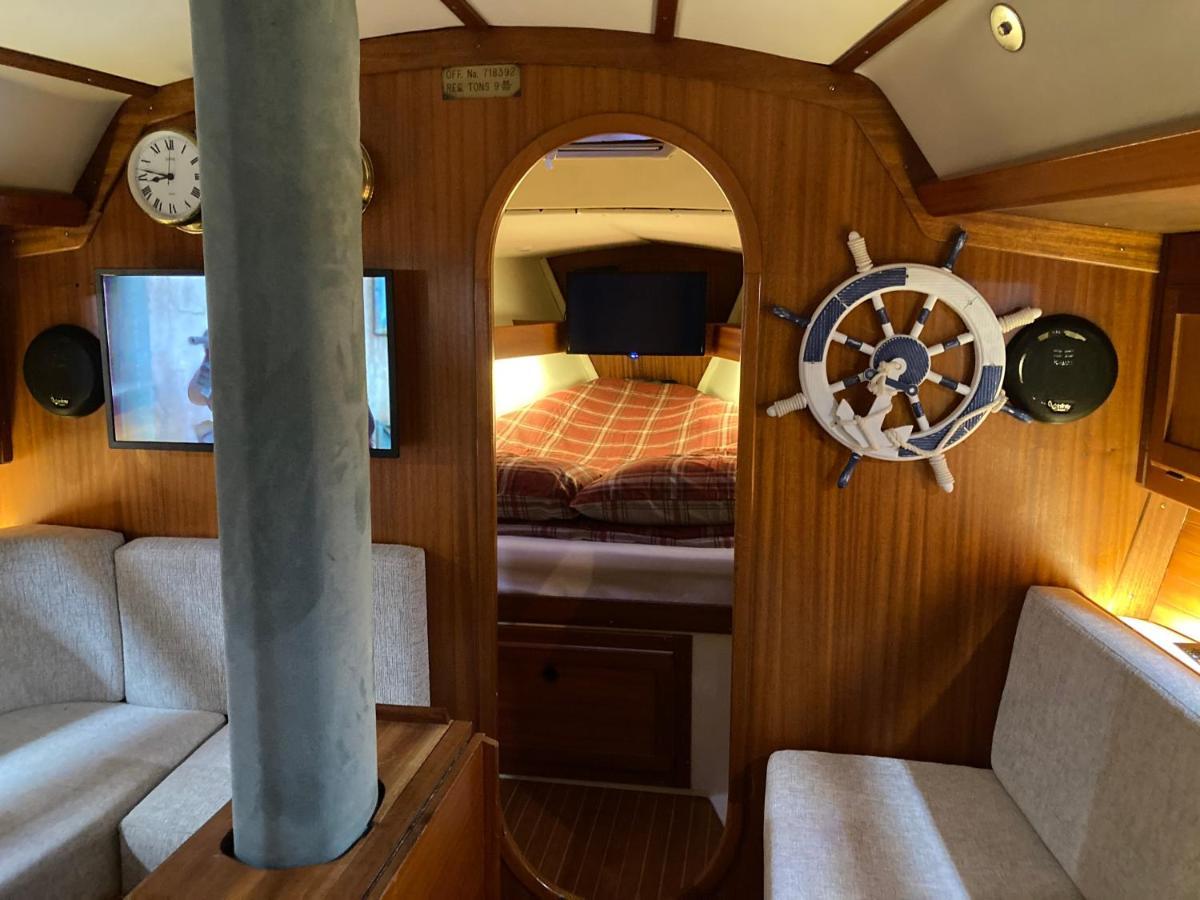 Entire Boat At St Katherine Docks 2 Available Select Using Room Options London Luaran gambar