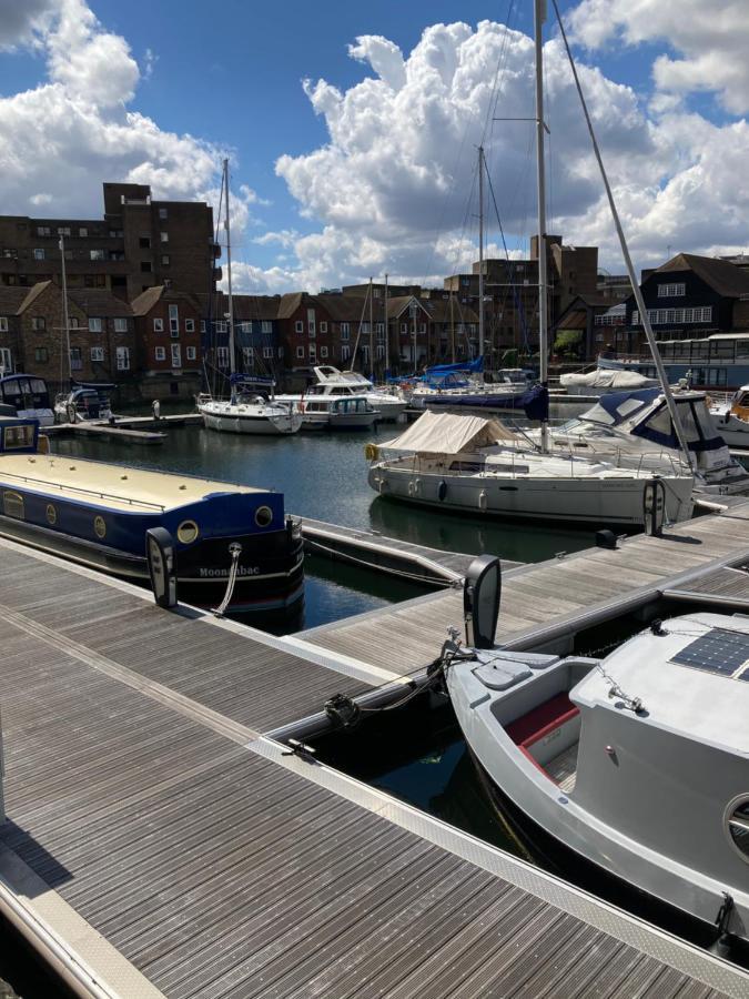 Entire Boat At St Katherine Docks 2 Available Select Using Room Options London Luaran gambar