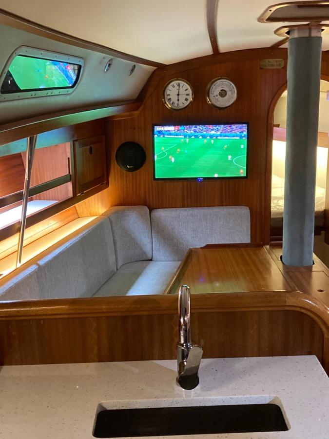 Entire Boat At St Katherine Docks 2 Available Select Using Room Options London Luaran gambar