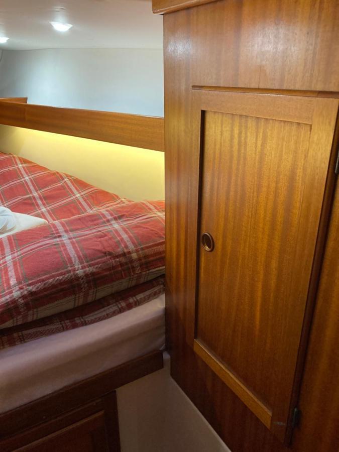 Entire Boat At St Katherine Docks 2 Available Select Using Room Options London Luaran gambar